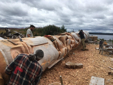 Jim Hart et ses deux apprentis en train de sculpter le totem de la réconciliation.